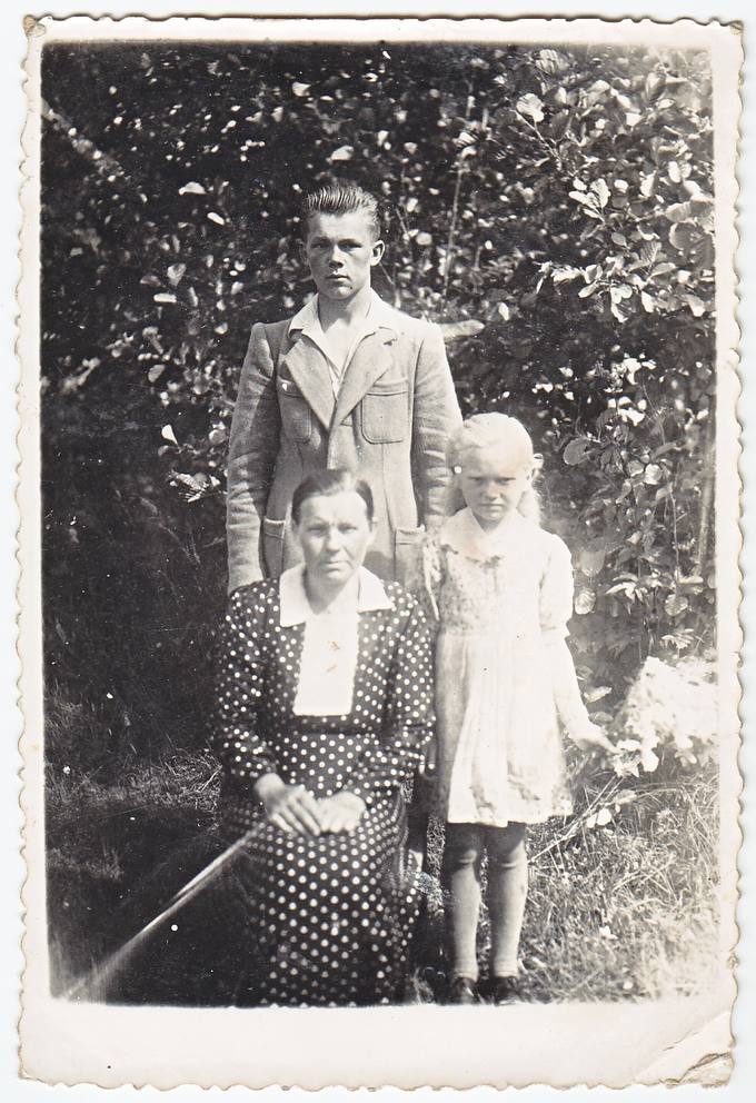 Šeimos ansambliukas. Emilija Petrauskaitė (dešinėje) su motina Ona ir broliu Aleksu savo gimtojoje sodyboje Pamiškių kaime